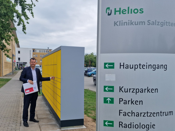 An der modernen DHL-Packstation am Helios Klinikum Salzgitter können ab sofort die ersten Pakete verschickt und in Empfang genommen werden. Klinikgeschäftsführer Sascha Kucera schickt das erste Paket auf die Reise.
