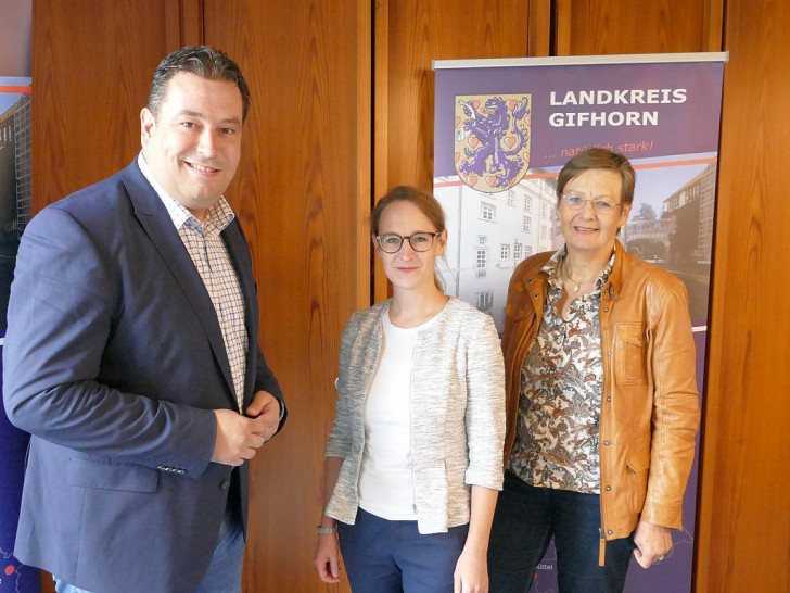 Landrat Tobias Heilmann begrüßt Marit Seehase (m.), Absolventin des Medizinmentoringprogrammes des Landkreises Gifhorn, nun als neue Ärztin im Gifhorner Gesundheitsamt.