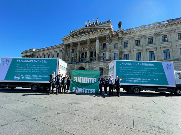  Vertreter der Niedersächsischen Krankenhausgesellschaft des Bezirks Braunschweig protestierten auf dem Schlossplatz gegen die schwierige Lage in den Kliniken und forderten von der Politik akute Hilfe.