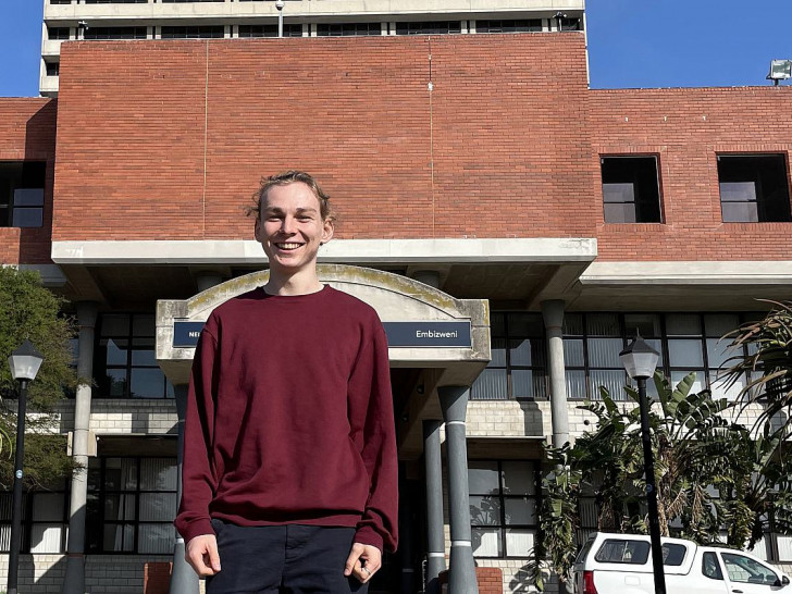 Ostfalia-Student Julian Mayer steht vor der Nelson-Mandela-University in Port Elizabeth