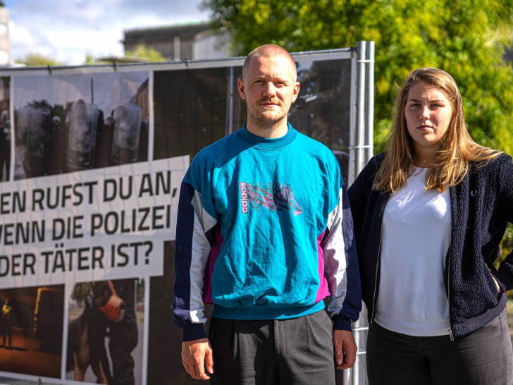 Die Landessprecher der Grünen Jugend, Felix Hötker und Pia Scholten, vor der Ausstellung.