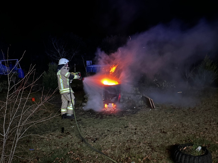 Eine Feuertonne statt einer brennenden Gartenlaube wartete auf die Feuerwehr im Harbker Weg.