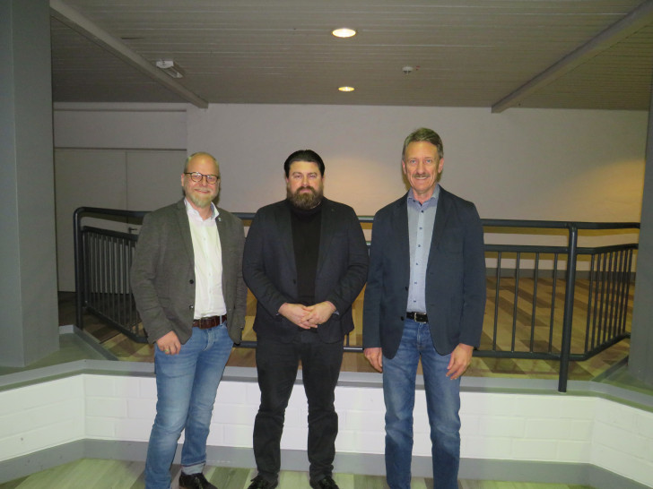 Matthias Kirchner (Mitte) wird vom allgemeinen Vertreter des Bürgermeisters Tobias Breske (links) und dem Ratsvorsitzendem Jürgen Haberland (rechts) im Gemeinderat willkommen geheißen. 