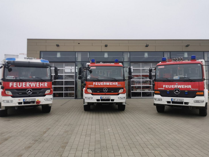 Drei Lösch- und Hilfeleistungsfahrzeuge der Feuerwehren der Samtgemeinde Sickte.