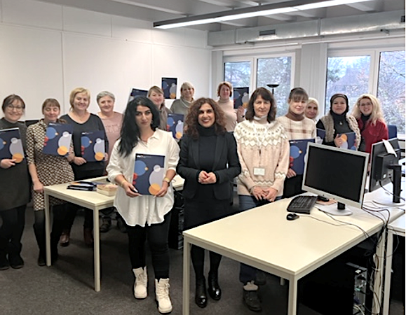 Übergabe der Zertifikate durch Banafsheh Nourkhiz an die Frauen auf der Abschlussveranstaltung.