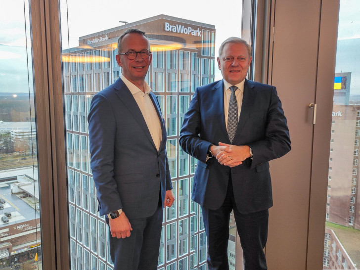 Uwe Fabig, Vorstandsvorsitzender der Volksbank Magdeburg (l.) und Jürgen Brinkmann, Vorstandsvorsitzender der Volksbank Braunschweig-Wolfsburg Anfang 2023.