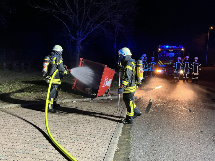 Die Feuerwehr löscht die Container.