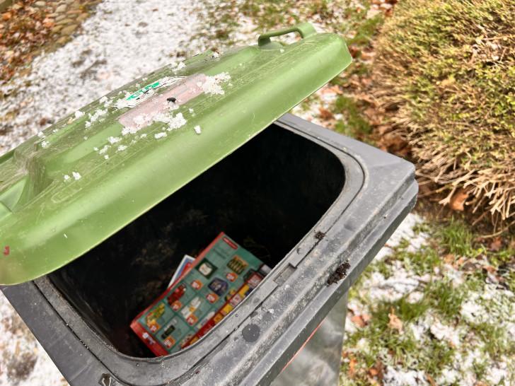 Im Winter kann der Müll schnell in der Biotonne festfrieren. 