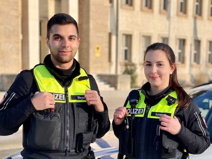 Die neuen "Instacops" der Polizei Braunschweig (v.l.): Polizeikommissar Radek Meyer und Polizeikommissarin Paulina Leupers.