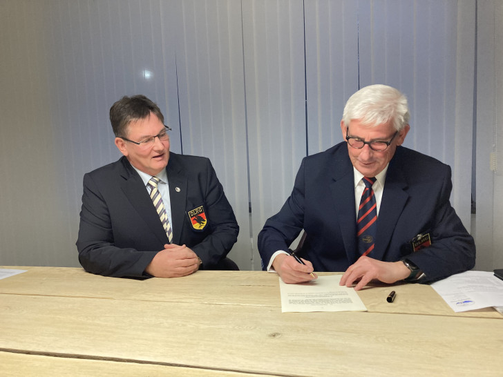 Unterschrift unter den Verschmelzungsvertrag: Michael Ebeling, Leiter der DLRG Ortsgruppe Goslar (li.) und Martin Thürnau, Leiter der DLRG Ortsgruppe Bad Harzburg.
