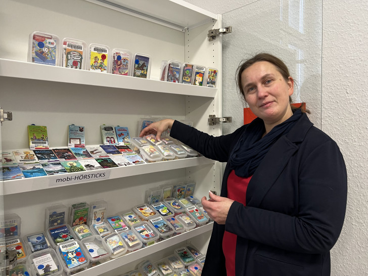 Mitarbeiterin Barbara Cappelmann räumt den "Tonie-Schrank" ein. 