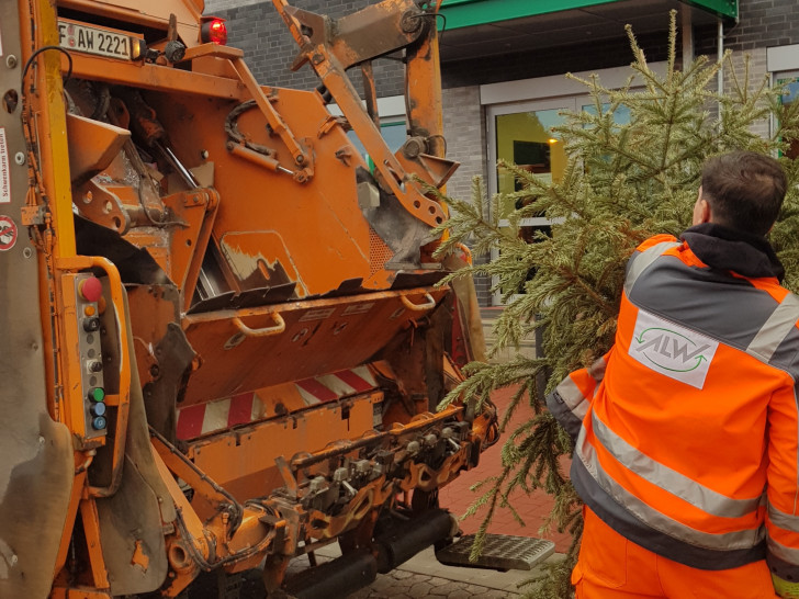 Die Müllwerker des ALW holen ab dem 9. Januar kostenlos die Weihnachtsbäume ab. 