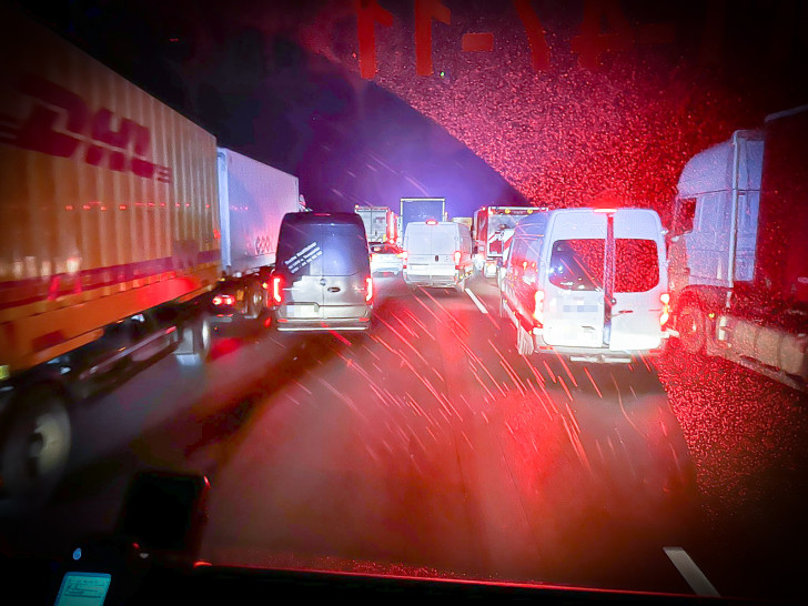 Chaos auf der Autobahn 2 bei Helmstedt. Die Rettungsgasse fehlt. Ein zügiges Durchkommen für die Einsatzfahrzeuge ist nur schwerlich möglich.
