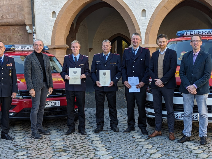 Über ihre Urkunde und Ernennungen freuen sich die Feuerwehrmänner Max Singer, Marcus Habig-Sdralek und Sebastian Kaczmarek (Bildmitte, v. li.) zusammen mit Goslars Stadtbrandmeister Christian Hellmeier (li.). Seitens der Stadtverwaltung erhielten sie von Goslars Erstem Stadtrat Dirk Becker (2. v. li), Volker Junge (re.) und dem kommissarischen Fachbereichsleiter Bürgerservice, Sven Busse (2. v. re.), die Glückwünsche.