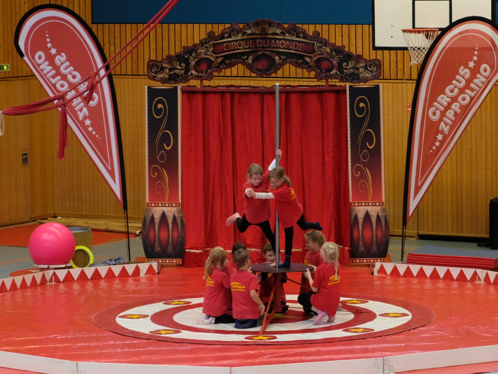 Rund 50 Kinder schlüpften im Rahmen der Ferienbetreuung in die Rollen von Zirkusartisten.