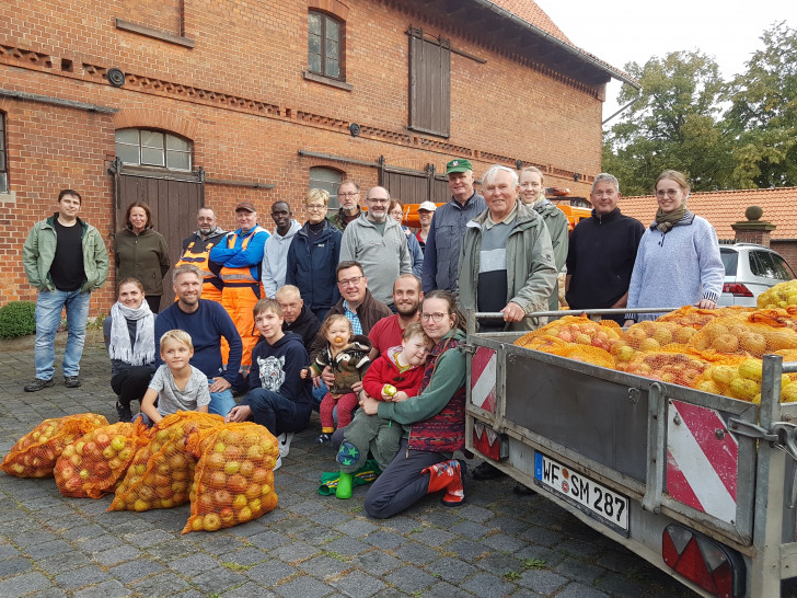 Rund 30 kleine und große Apfelsammlerinnen und Apfelsammler haben sich an der diesjährigen Apfelsammelaktion des Landkreises Wolfenbüttel beteiligt. 