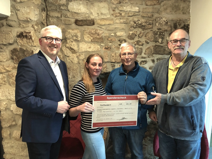 Falk Hensel, Steffi Elina Bischoff, Thomas Kühne und Joachim Weidner bei der Spendenübergabe (v. li.).