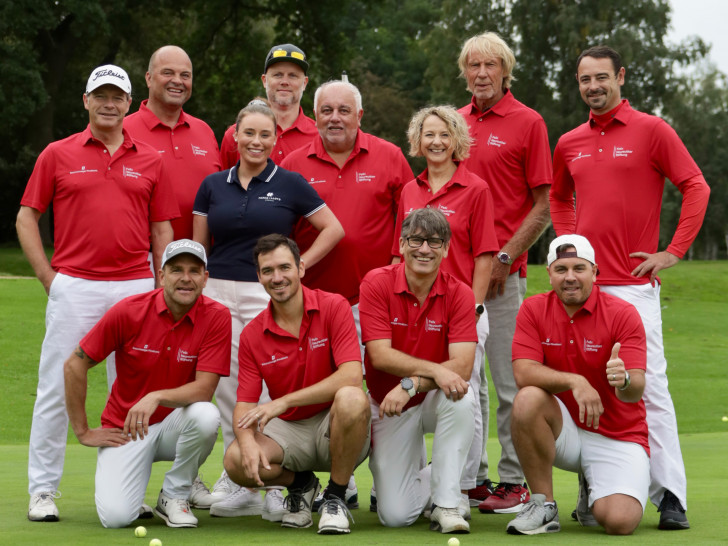Felix Neureuther (2. v.l. vorne), Sascha Köckeritz, Leiter der Braunschweiger Privatbank (2. v.r. vorne) und weitere Unterstützer des Felix & Friends Charity-Golfturniers.