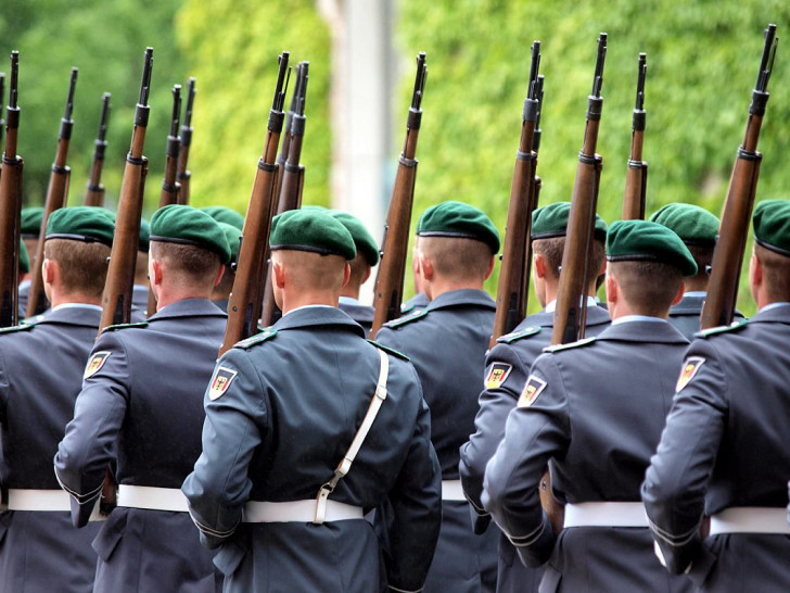 Junge Männer und Frauen sollen der Idee nach ein verpflichtendes Jahr bei der Bundeswehr oder im sozialen Bereich absolvieren.