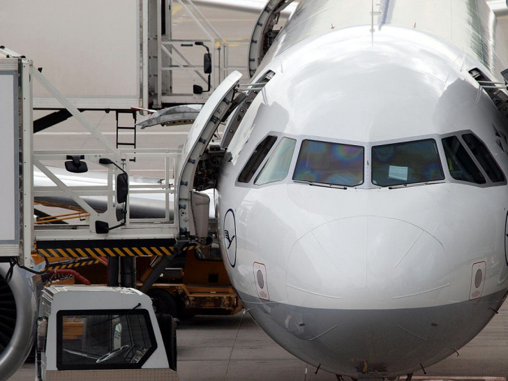 Lufthansa-Maschine wird am Flughafen beladen