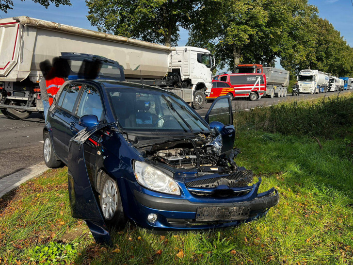 Der Wagen war im Straßengraben gelandet.