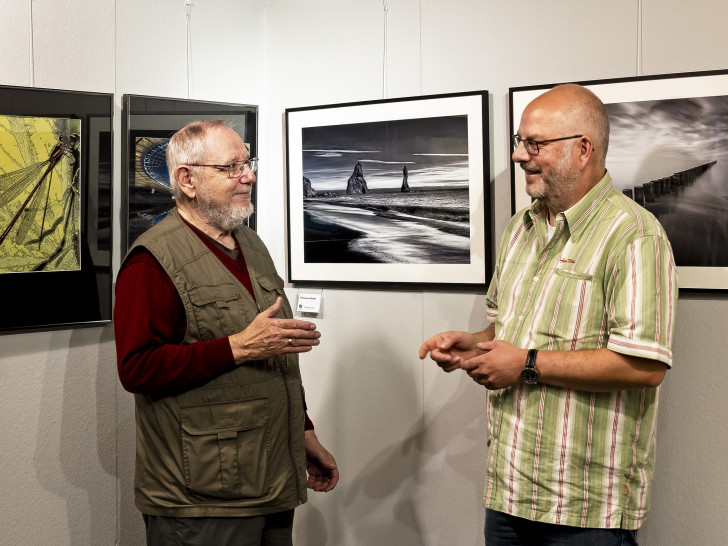 Im Austausch über die Fotoschau: Peter Riewaldt vom Fotoclub Wolfsburg (links) und Dr. Arne Steinert vom Stadtmuseum im M2K.