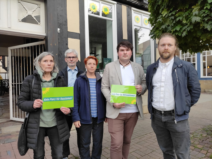 Die Grünen Ulrike Siemens, Stefan Brix, Beate Zgonc, Nico Söhnel und Leonhard Pröttel senden im Namen ihrer Partei ein Zeichen.