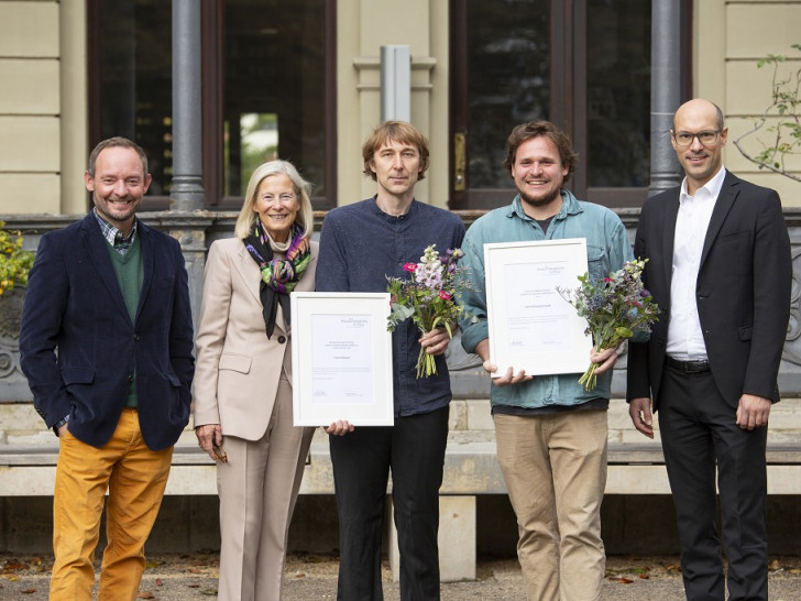 Bei der Übergabe, mit Urkunde die beiden Stipendiaten: Timo Hoheisel und Dominik Kuschmieder.
