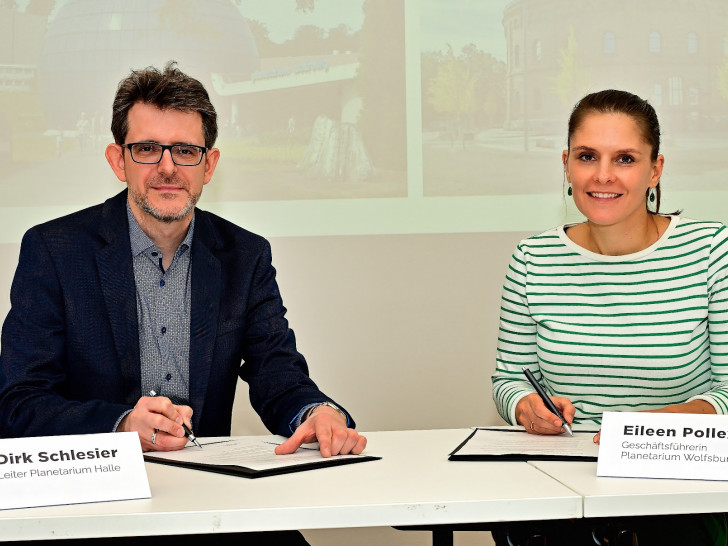 Dirk Schlesier und Eileen Pollex unterzeichneten die Verträge.