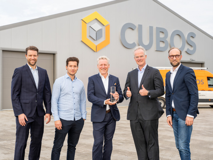 Michael Wilkens, IHK Lüneburg-Wolfsburg, Christian Rühe, Entwicklungsleiter CUBOS, Marc Wille, Geschäftsführer CUBOS, Dr. Henrik Ahlers, EY Deutschland, Jens Hofschröer, Wirtschaftsdezernent Stadt Wolfsburg bei der Preisübergabe am Freitag.