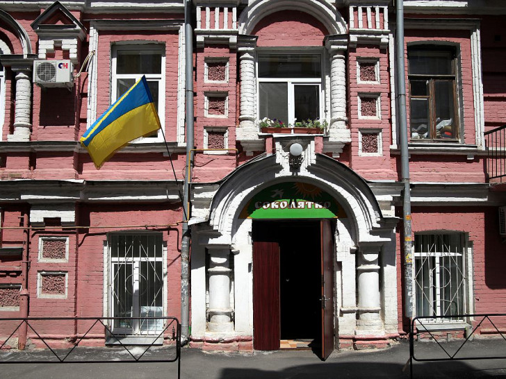 Haus in Kiew mit urkainischer Flagge (Archiv)