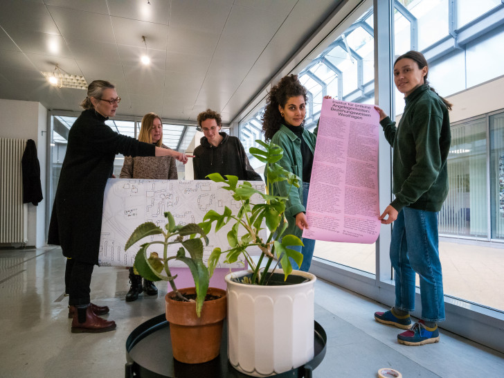 Richten sich im Einkaufszentrum Westhagen, Hallesche Straße 40a, ein (von links): Esther Orant, Forum Architektur der Stadt, Christina Anger, Stadtteil- und KulturHausmanagement Westhagen, Manuel Falkenhahn, Ayat Tarik und Licia Soldavini (TU Braunschweig/GTAS).