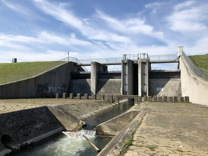 Der NLWKN nimmt umfassende Arbeiten am Abschlussbauwerk des Hochwasserrückhaltebeckens Klein Mahner vor. Das Stahlbeton-Abschlussbauwerk mit drei Hochwasserentlastungsverschlüssen aus Stahl wird modernisiert.