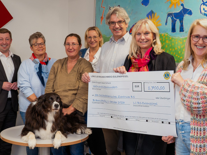 : Der Lions Club Braunschweig Eulenspiegel spendet dem Sozialpädiatrischen Zentrum des Klinikums Braunschweig 1.700 Euro. V.l.n.r. Lars Dannheim, Antje Schomäcker, beide Lions Club Braunschweig Eulenspiegel, Klinikhund Nox, Dr. Antje Mey, Leiterin des Sozialpädiatrischen Zentrums, Jens Martens, Marion Steinmeier, beide Lions Club Braunschweig Eulenspiegel, Christina Steuerwald, aktuelle Präsidentin des Lions Clubs.