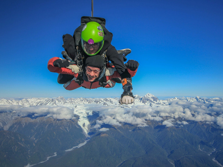 Fallschirmsprung vor dem Mount Cook. (Pressebild)