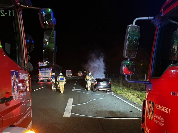 Die Feuerwehr wurde zu einem brennenden Auto auf die A2 alarmiert.