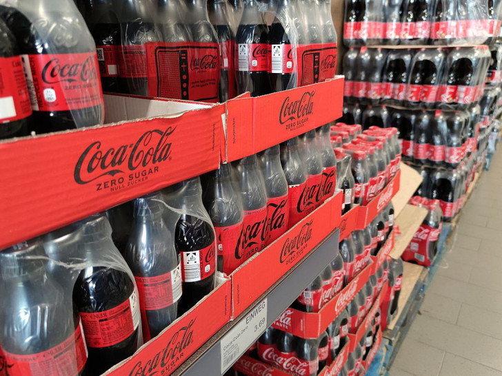 Coca Cola in einem Supermarkt (Archiv)