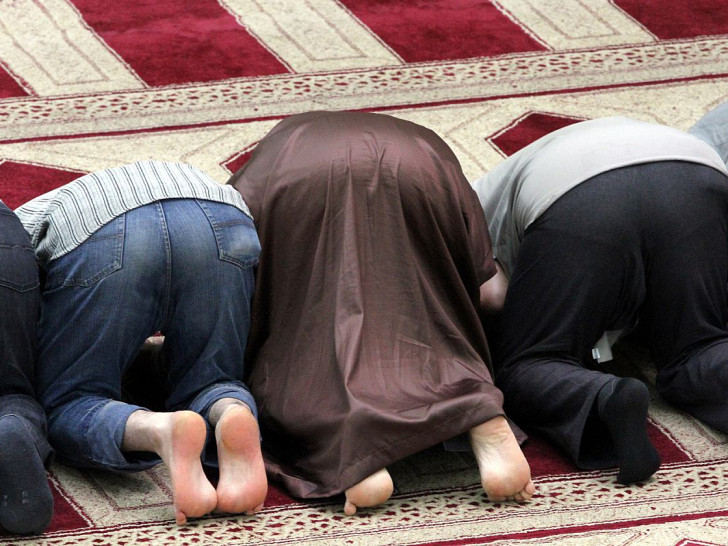 Gläubige Muslime beim Gebet in einer Moschee (Archiv)