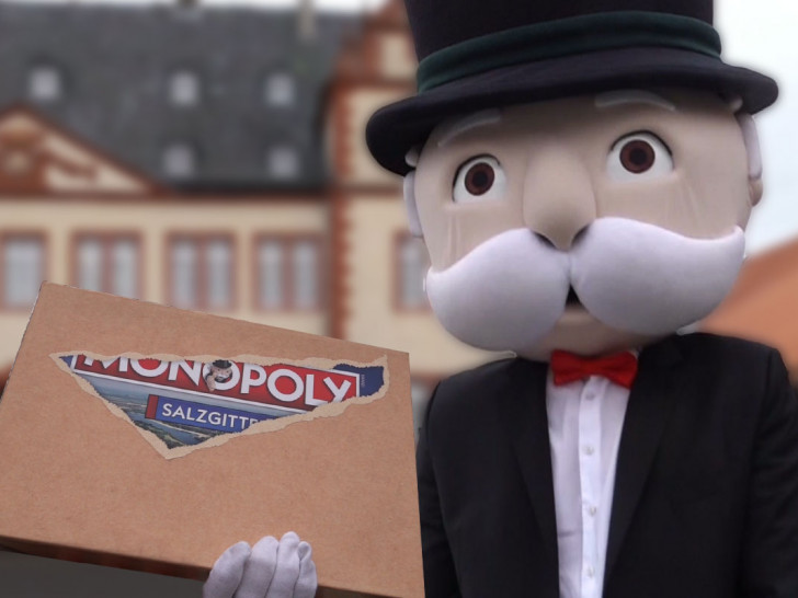 Mr. Monopoly kündigt vor dem Schloss Salder die Salzgitter Edition an.