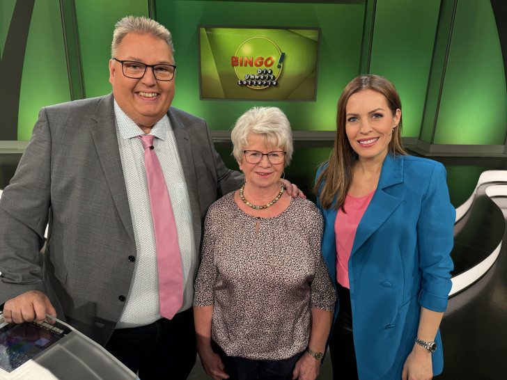 Gewinnerin Inge aus Denkte: Nach der Live-Sendung gab es noch ein Erinnerungs-Foto mit den Moderatoren Michael Thürnau und Jule Gölsdorf.