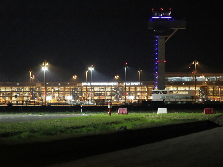 Flughafen BER bei Nacht (Archiv)