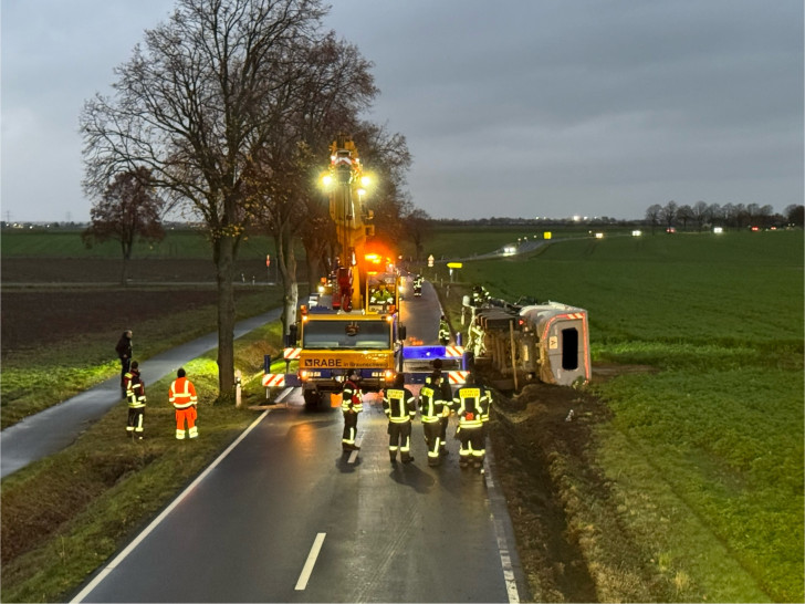 Die Feuerwehren wurden heute auf die L475 Vallstedt/ Köchingen zu einem Verkehrsunfall mit einem LKW und einer verletzten Person alarmiert.
