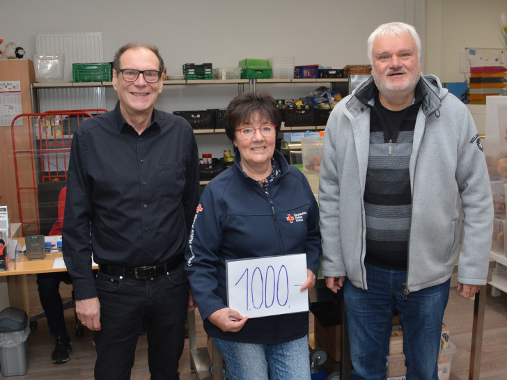 Kommt wie gerufen: Die 1.000 Euro-Spende des Vereins Humanitas wurde von Ulrich Engelhardt (links) und Harald Mikat an Tafel-Leiterin Juliane Liersch übergeben.