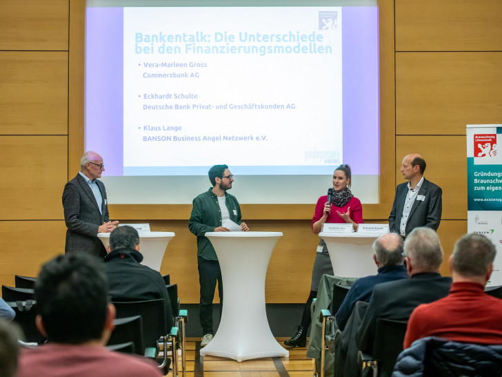 Beim Bankentalk am Donnerstagabend sprach Moderator Falk-Martin Drescher mit Vera-Marleen Gross, Commerzbank AG, Eckhardt Schulte (r.), Deutsche Bank AG, und Klaus Lange (l.), Banson Business Angel Netzwerk e. V., über das Thema Finanzen.