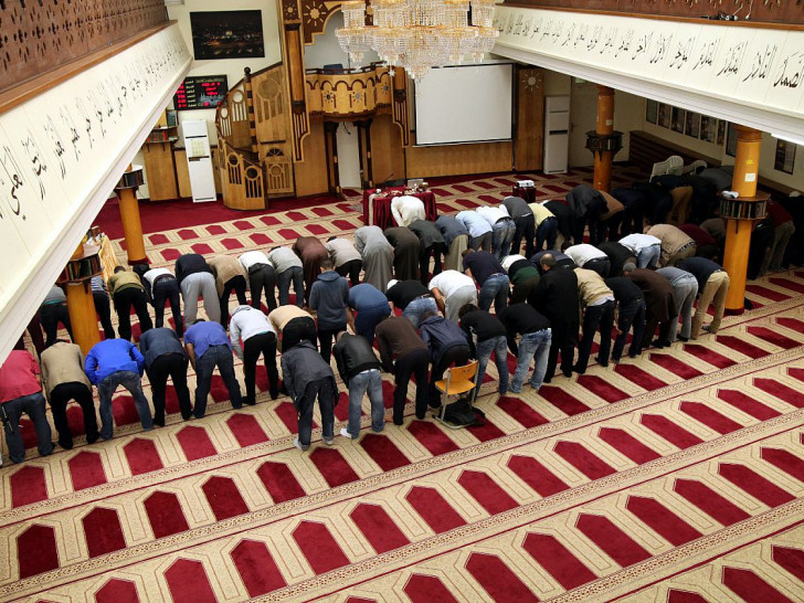 Gläubige Muslime beim Gebet in einer Berliner Moschee (Archiv)