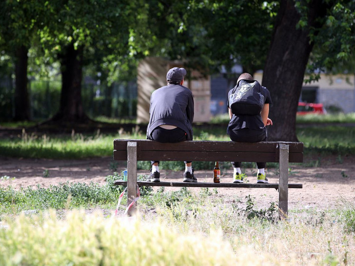 Jugendliche auf einer Parkbank mit Bier (Archiv)