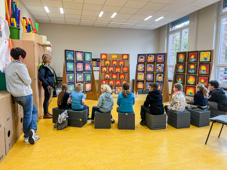 Die Schülerinnen und Schüler der Grundschule Heeseberg mit ihren Kunstwerken.