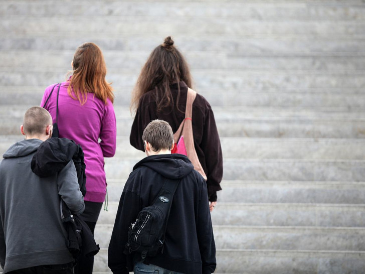 Vier junge Leute auf einer Treppe (Archiv)