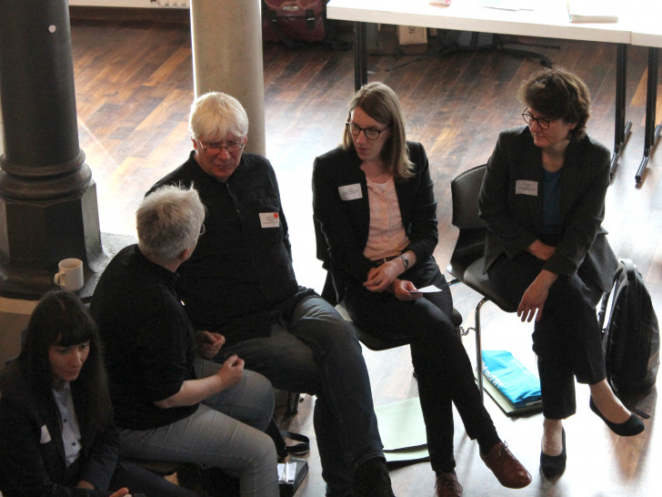 40 Teilnehmer diskutierten auf dem Demokratietag 2023 – darunter die Veranstalter Susanne Köhler vom federführenden Amt in der Landkreisverwaltung (1.v.l.) und Axel Klingenberg von der Freiwilligenagentur (3.v.l.).