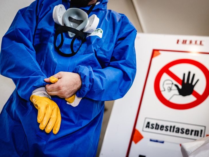 So läuft Asbest-Sanierung: Overall, Atemschutzmaske, Handschuhe und dazu noch  eine Schutzbrille. „Komplett- Schutz ist ein Muss“, sagt  die Bau-Gewerkschaft.